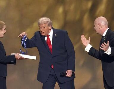 تصویر حرکت خیلی عجیب ترامپ در مراسم قرعه‌کشی جام جهانی همه را غافلگیر کرد