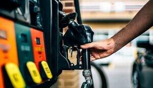  افزایش قیمت بنزین به تعویق افتاد