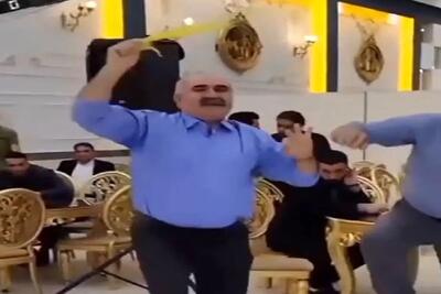 آواز شاد؛ پایکوبی مرد تپلی وسط تالار عروسی با این هیکل چطوری میتونه این حرکاتو بزنه