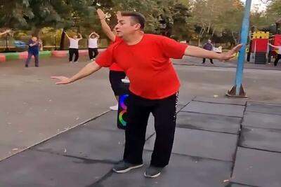 آواز شاد؛ راست میگن دود از کنده بلند میشن پیرمردا تو پارک با رقصشون گرد و خاک پا کردن