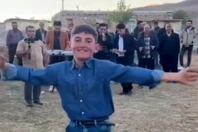  آواز محلی؛ پسر روستایی با آهنگ ترکی رقصید هم ولایتی هاشم عین بارون رو سر شاباش ریختن