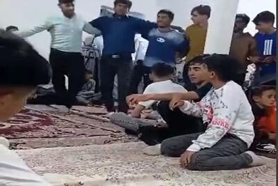 آواز محلی؛ له شدن مهمونای عروسی زیر دست و پای پایکوبی چندتا جوون لنگ به دست