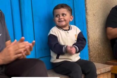  آواز شاد؛ بچه قلقلی بند انگشت اندازشه ولی با آوازش چنان مجلس گردونی میکنه بیا و ببین