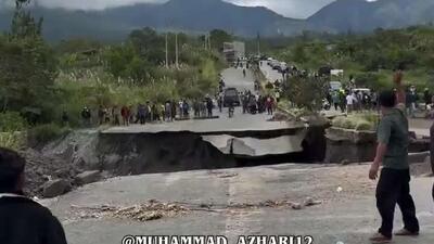  بخشی از جاده در آچه در اندونزی ریزش کرد