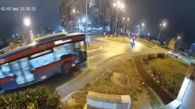 پرش عجیب یک مرسدس بنز از روی دو خودرو