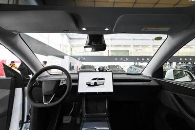 نسخه جدید FSD تسلا رانندگان را به ارسال پیامک حین رانندگی دعوت می‌کند