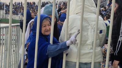  مسن ترین هوادار خانم استقلالی در ورزشگاه