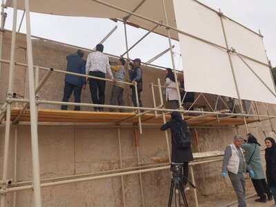 کتیبه سه‌زبانه داریوش اول در تخت جمشید در معرض بازدید گردشگران قرار می‌گیرد