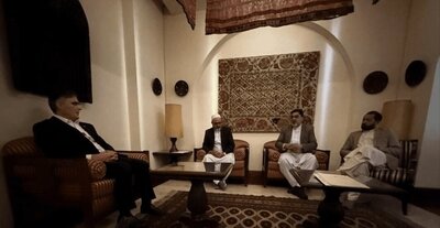 عکس جنجالی رئیس بانک مرکزی ایران با صرافان افغانستانی | ماجرا چه بود؟