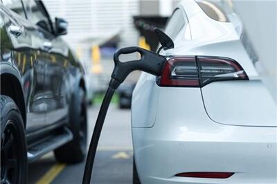 عصر خودرو - گزارش دیوان محاسبات درباره عملکرد وزارت صمت درباره واردات خودروهای برقی و هیبریدی