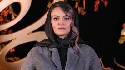  عکس داغ امروز | عکس جدید نیلوفر پارسا بازیگر سریال آوای باران در کافه‌ای رویایی