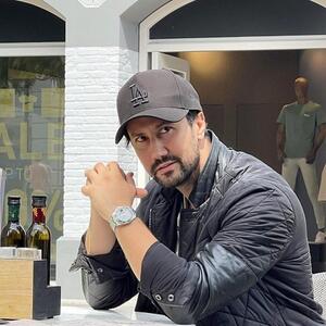  عکس داغ امروز | عاشقانه‌های تازه شاهرخ استخری و همسرش در زیر باران با چتر