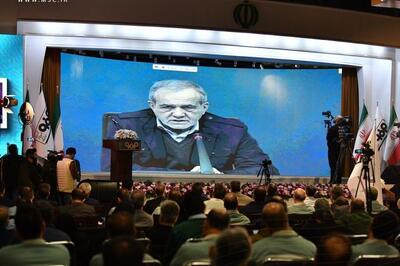 رئیس جمهور توسط ارتباط تلویزیونی ابرپروژه انتقال آب دریا به فولاد مبارکه و صنایع بزرگ اصفهان را افتتاح کرد