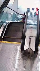 سقوط دوچرخه‌سوار هنگام پایین رفتن با پله‌برقی