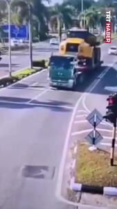 تریلی پس از ترمز شدید زیر بار خود ماند؛ دو نفر کشته شدند