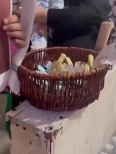  پخش شیرینی به مناسبت کشته شدن یاسر ابوشباب