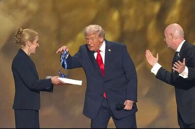 سیاستمداران و بستن دعا به دیوار فوتبال