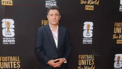 عکس یادگاری امیر قلعه نویی در حاشیه مراسم قرعه کشی جام جهانی