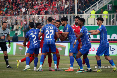 کارشناس داوری: بازیکن استقلال در بازی دربی باید اخراج می‌شد | کمیته انضباطی به سنگ‌پرانی ورود کند