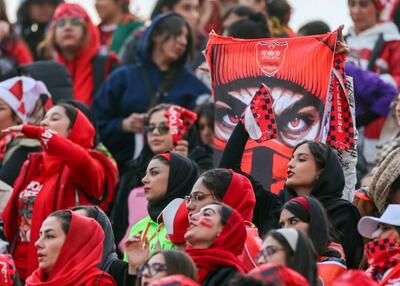  تصاویری از شور و هیجان زنان طرفدار استقلال و پرسپولیس در دربی