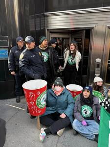 ​۱۲ کارگر معترض استارباکس در قلب نیویورک بازداشت شدند.