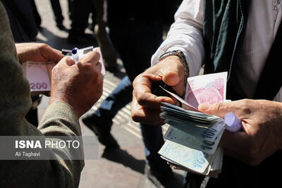  گزارش ایسنا از کف بازار ارز/ فاصله ۲۰۰۰ تومانی نرخ خرید و فروش دلار