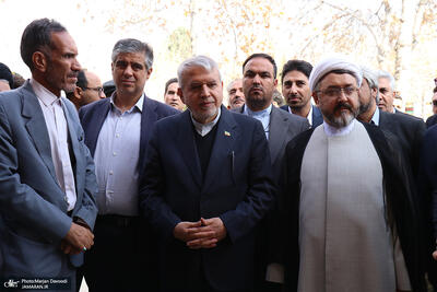 بازدید وزیر میراث فرهنگی از نمایشگاه هفته فرهنگی «بر آستان آفتاب»