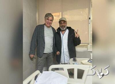 تصویر رضا عطاران با لباس بیمارستان؛ از کسانی که نگرانم بودند، تشکر می‌کنم - مجله اینترنتی کولاک