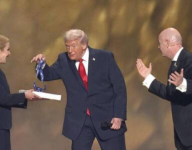 فوتبال دیگه ورزش نیست، نمایشنامه سیاسیه