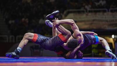 نزاع خونین در همدان؛ داور کشتی و پسرش هدف حمله افراد شناخته‌ شده با قمه قرار گرفتند - پارس فوتبال