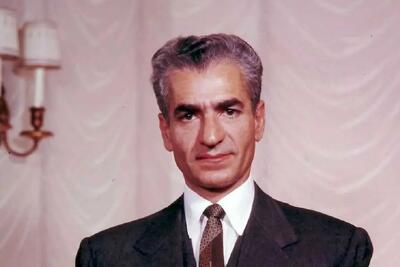 محمدرضا پهلوی پس از جدایی از ثریا در حال تماشای آلبوم عکس ۶۷ سال پیش