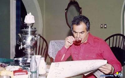  ناصرملک مطیعی در ۱۳۰۹ مقابل خانه‌اش!