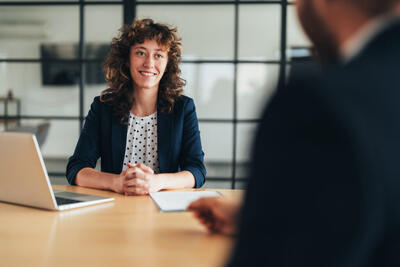 راهنمای بازگشت پس از تعدیل نیرو در روابط‌عمومی: تجربه‌های واقعی برای شروع دوباره در ۲۰۲۵ - شارا