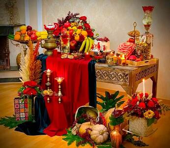 میز یلدایی شیک و پیک؛ چیدمان سفره شب چله، از ساخت اسماج تا برش هندوانه و ریز تزیینات