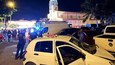  یک خودرو در مراسم کریسمس در سنت-آن فرانسه به جمعیت حاضر در مراسم کوبید و ده نفر را کشت و نه نفر دیگر را زخمی کرد