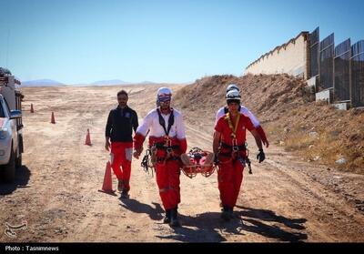 نجات جوان سقوط‌کرده در تنگه صعب‌العبور مهریز - تسنیم