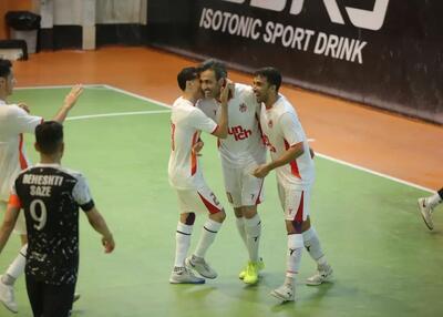 سومین سالنی‌باز جهان، زننده دیرهنگام‌ترین گل فصل