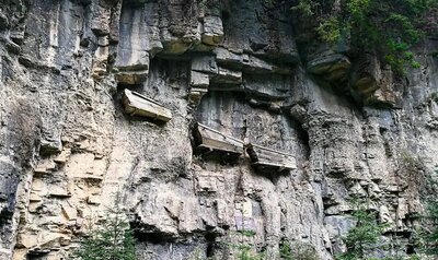 شناسایی نژاد مردگان دفن شده در تابوت‌های معلق باستانی! | عکس