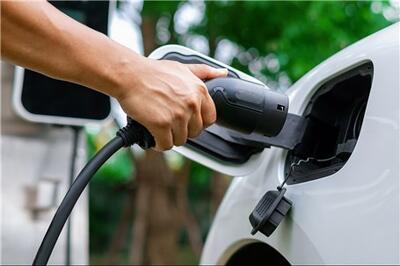 عصر خودرو - چرا آینده خودروهای برقی در ایران به   شارژِ عادلانه و آینده‌نگر   وابسته است؟