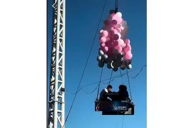 3میلیون تومان پول یک فنجان قهوه روی میزی که در هوا معلق است