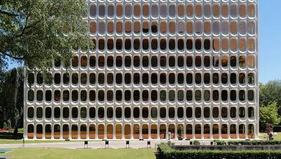  ساختمان مرکزی CBR در بروکسل؛ اوج زیبایی بروتالیسم با افزونه های بتنی ماژولار (+تصاویر)