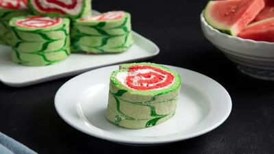  طرز تهیه کیک رولت هندوانه‌ ای؛ مناسب سفره شب چله