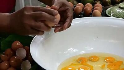  املت سبزیجات با گل نیلوفر در غذاخوری‌های خیابانی بانکوک (فیلم)