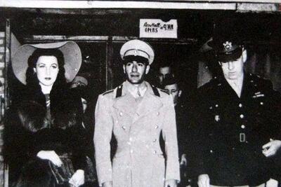 محمدرضا پهلوی در حال بوسیدن دست همسر اولش در مصر