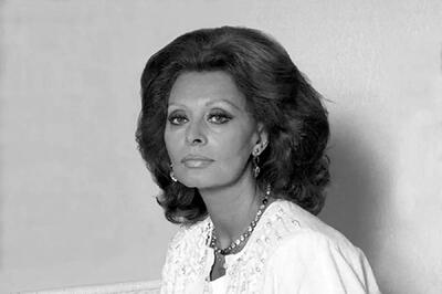  «سوفیا لورن» با سگش در فرودگاه لندن، سال ۱۳۳۳