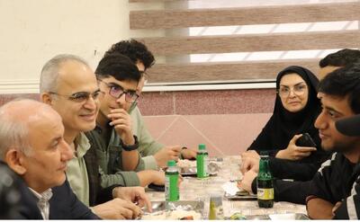  استاندار مازندران در آستانه روز دانشجو هم‌سفره دانشجویان شد