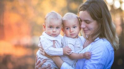  چالش های بزرگ کردن دوقلوها: از کمبود خواب تا شکل دادن فردیت