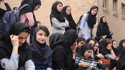  بنر اعتراضی روز دانشجو بر روی یک پراید در تهران+ فیلم