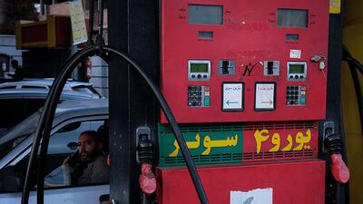 فارس: با گذشت ۴ روز از آخرین مهلت ارائه شده برای عرضه ۳۰۰ هزار لیتر بنزین سوپر، همچنان خبری نیست/ گمرک و وزارت نفت هیچ گزارشی از تخلیه کشتی‌های حامل بنزین وارداتی ارائه نکرده‌اند