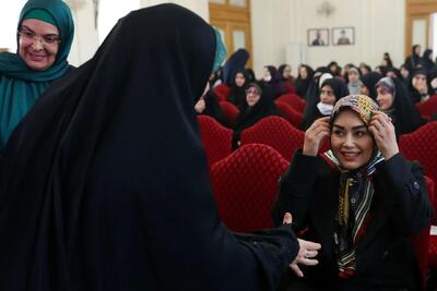 تصاویر؛ عراقچی و همسرش در مراسم میلاد حضرت زهرا(س)